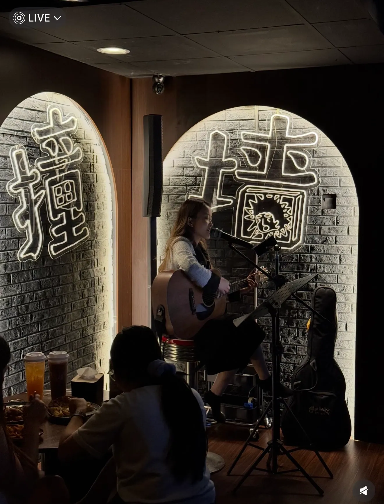 Live band at Byond Walls | 现场乐队表演